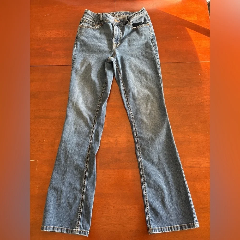 👖m jeans by maurices™ High Rise Curvy Medium Wash Bootcut Jean size 8 Long